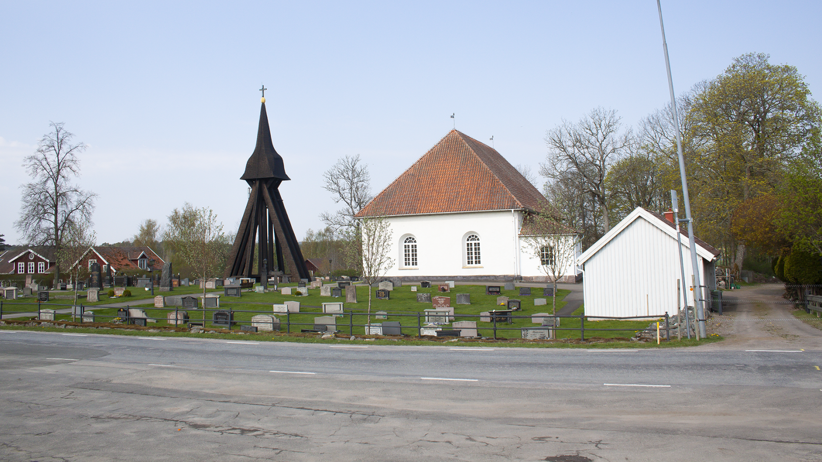 Daretorps kyrka och klocktorn, runt omkring är kyrkogården.