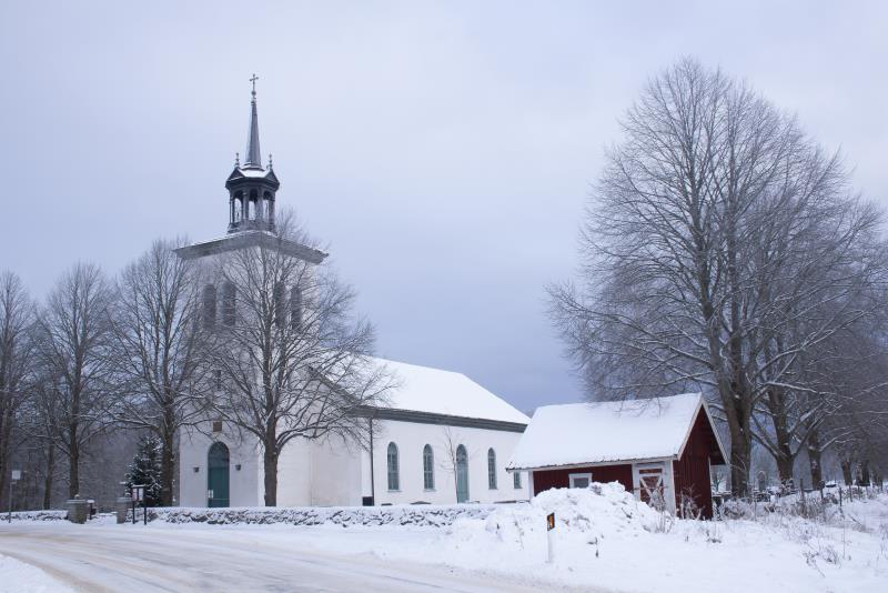 Fröjereds kyrka i vinterskrud.