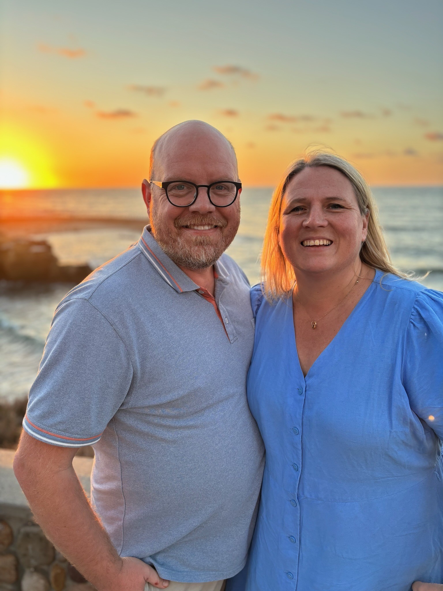 En man och en kvinna och en solnedgång.