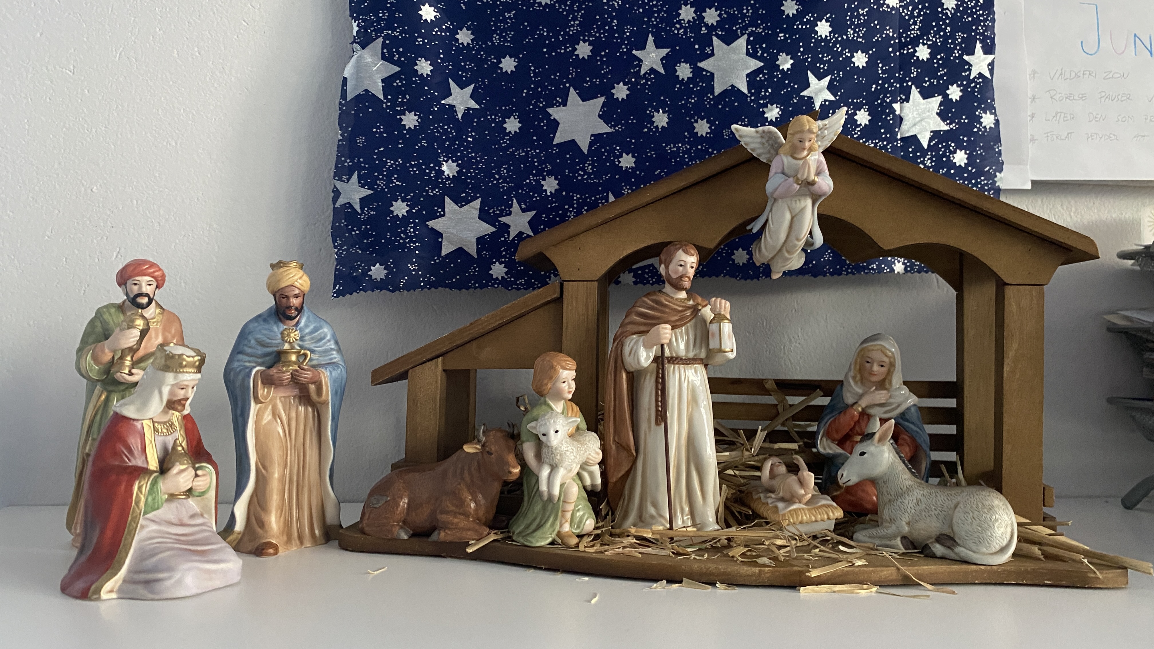 Figurer i en julkrubba och i bakgrunden en stjärnhimmel.