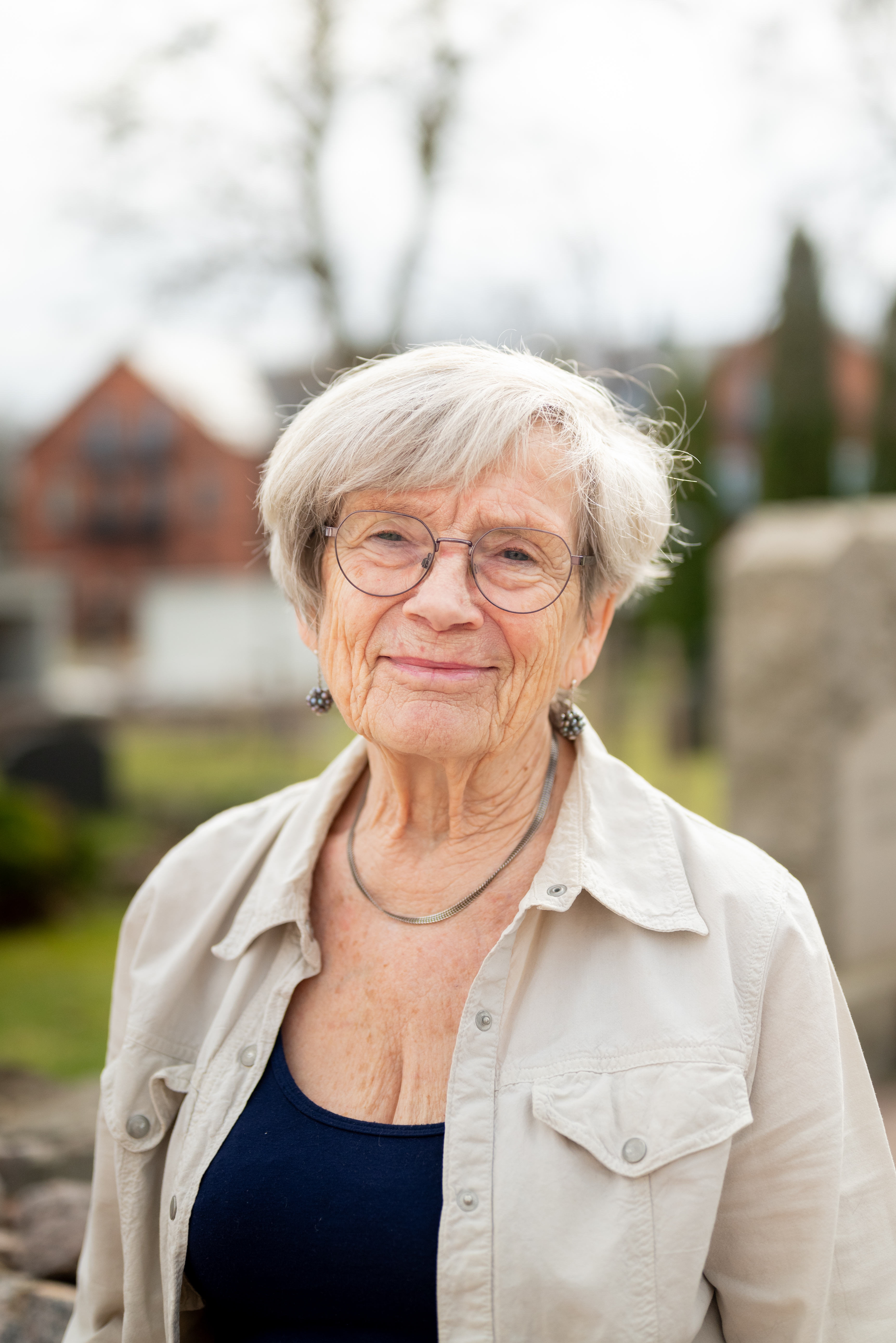 En äldre kvinna som ler mot kameran.