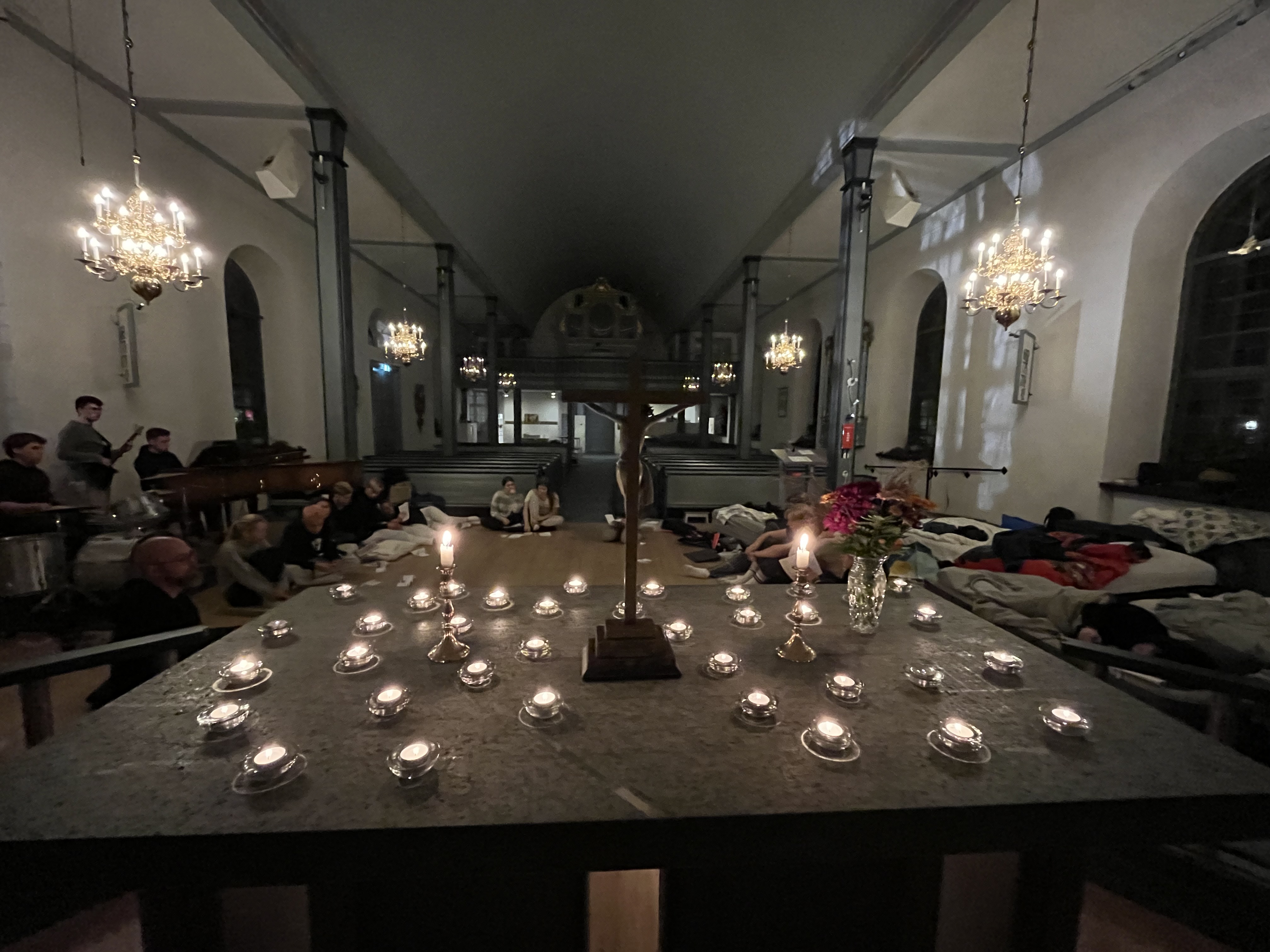 Ett altare som är fullt av värmeljus.