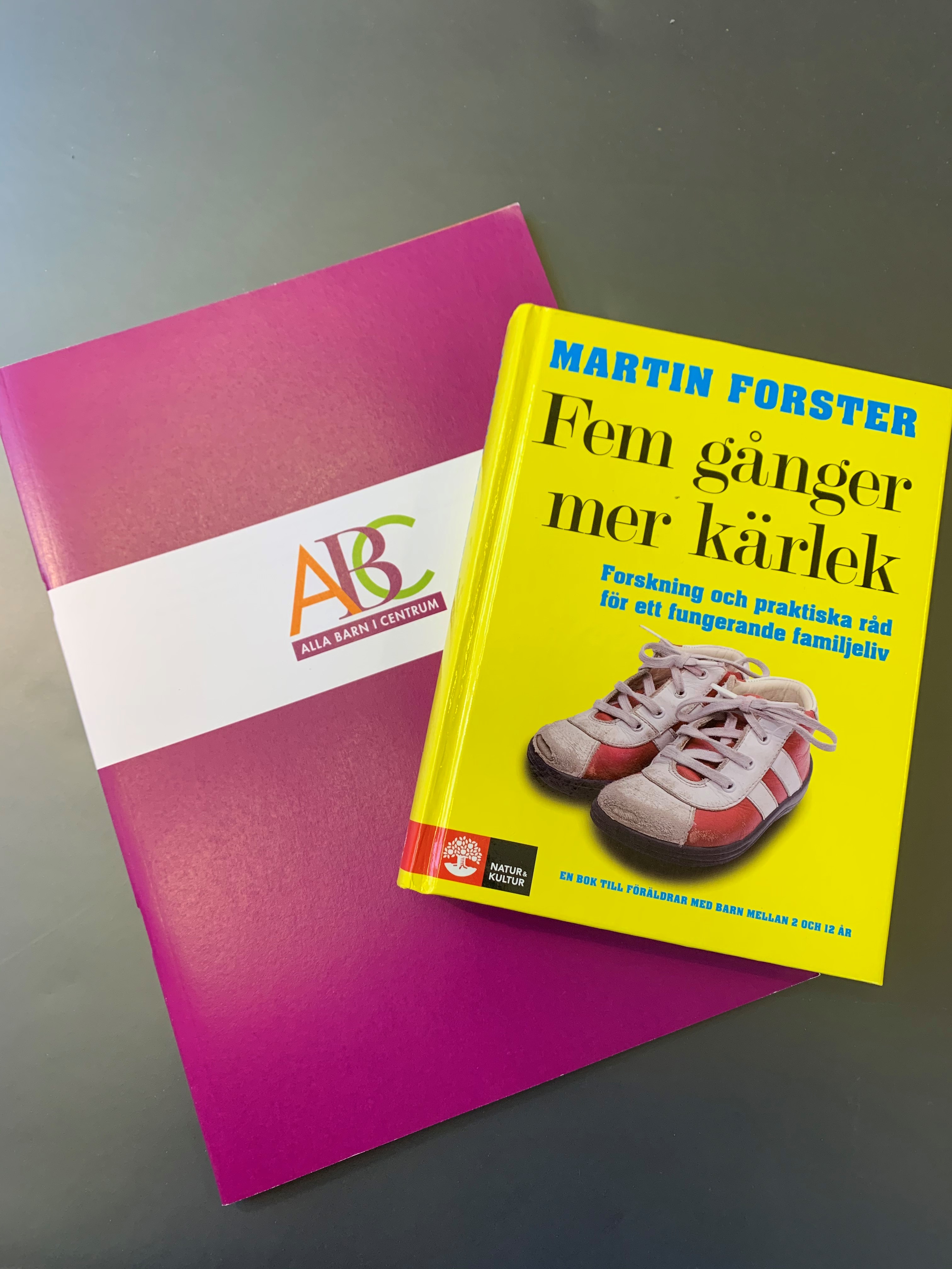 Kursmaterial i form av böcker för ABC-utbildning = Alla Barn i Centrum.