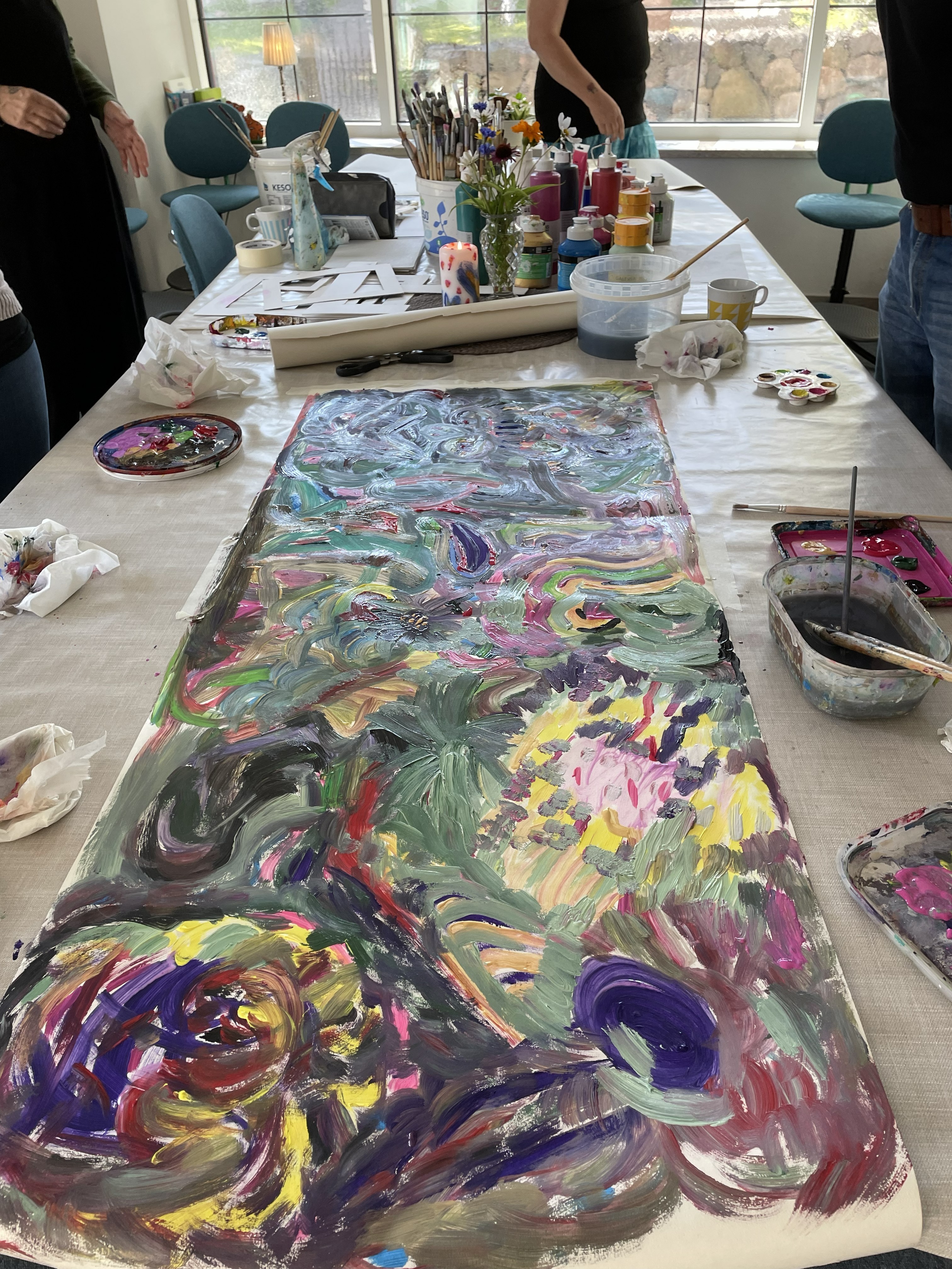 En målning på ett bord med flera olika färger.