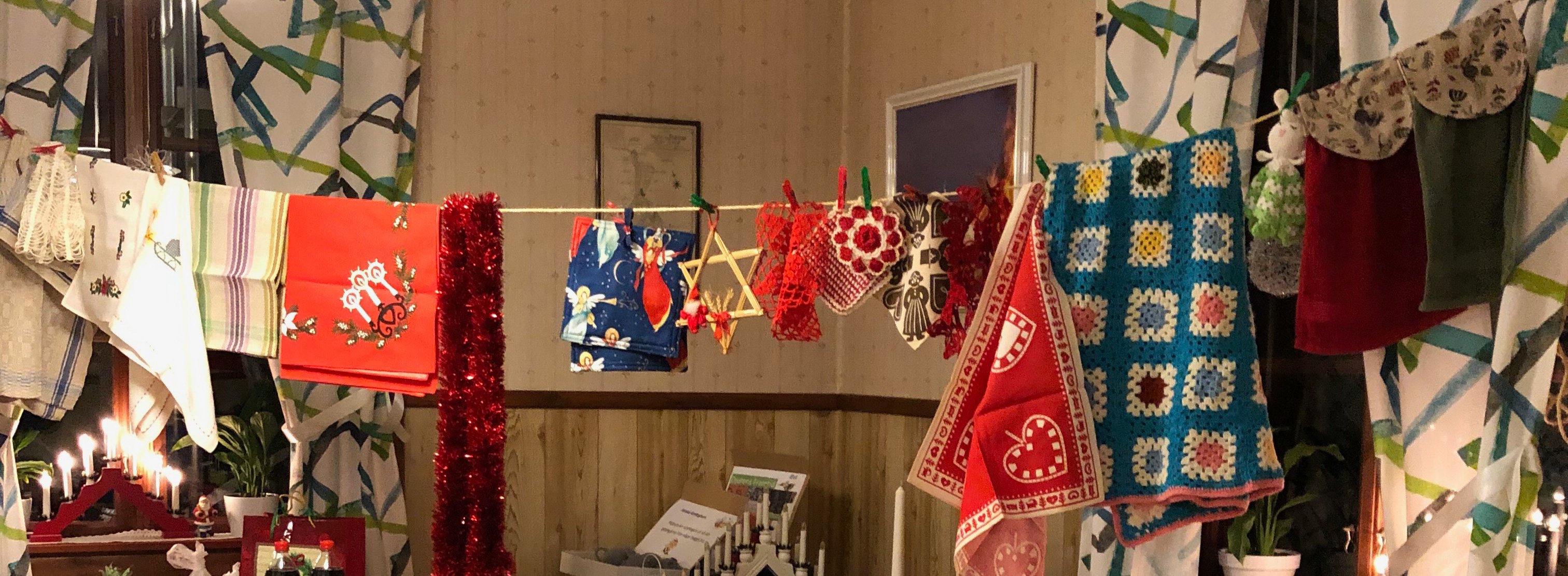 Olika typer av textilhantverk hänger på en lina.