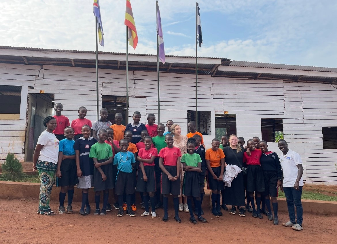 Ett gäng människor i Uganda som står uppställda för att ta en gruppbild.