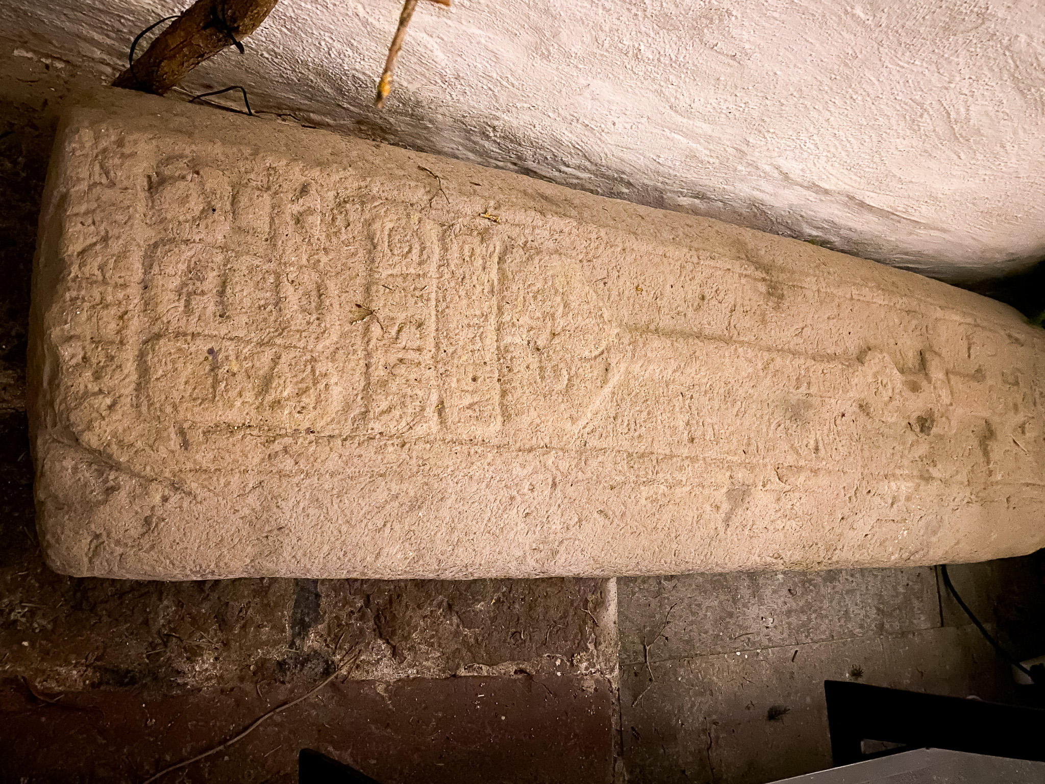 Den unika gravstenen som hittats i Valstads kyrka, med både runskrift och latinska bokstäver inristat.