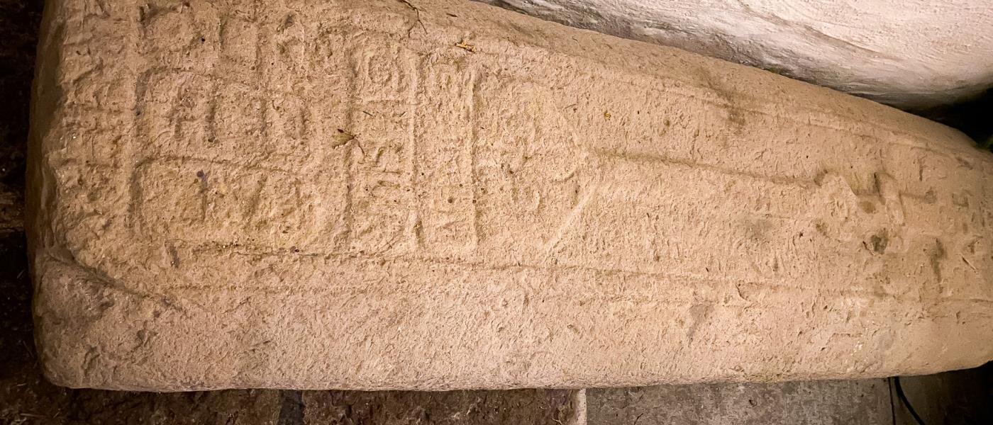 Den unika gravstenen som hittats i Valstads kyrka, med både runskrift och latinska bokstäver inristat.