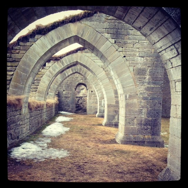 Flera valv i en gammal klosterkyrka.