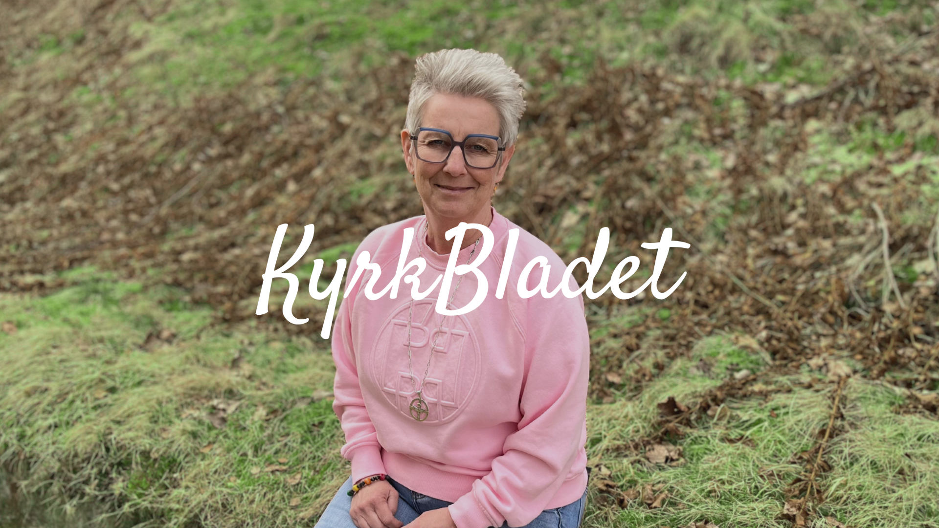 Framsida med Inger, diakon, som sitter på en mur