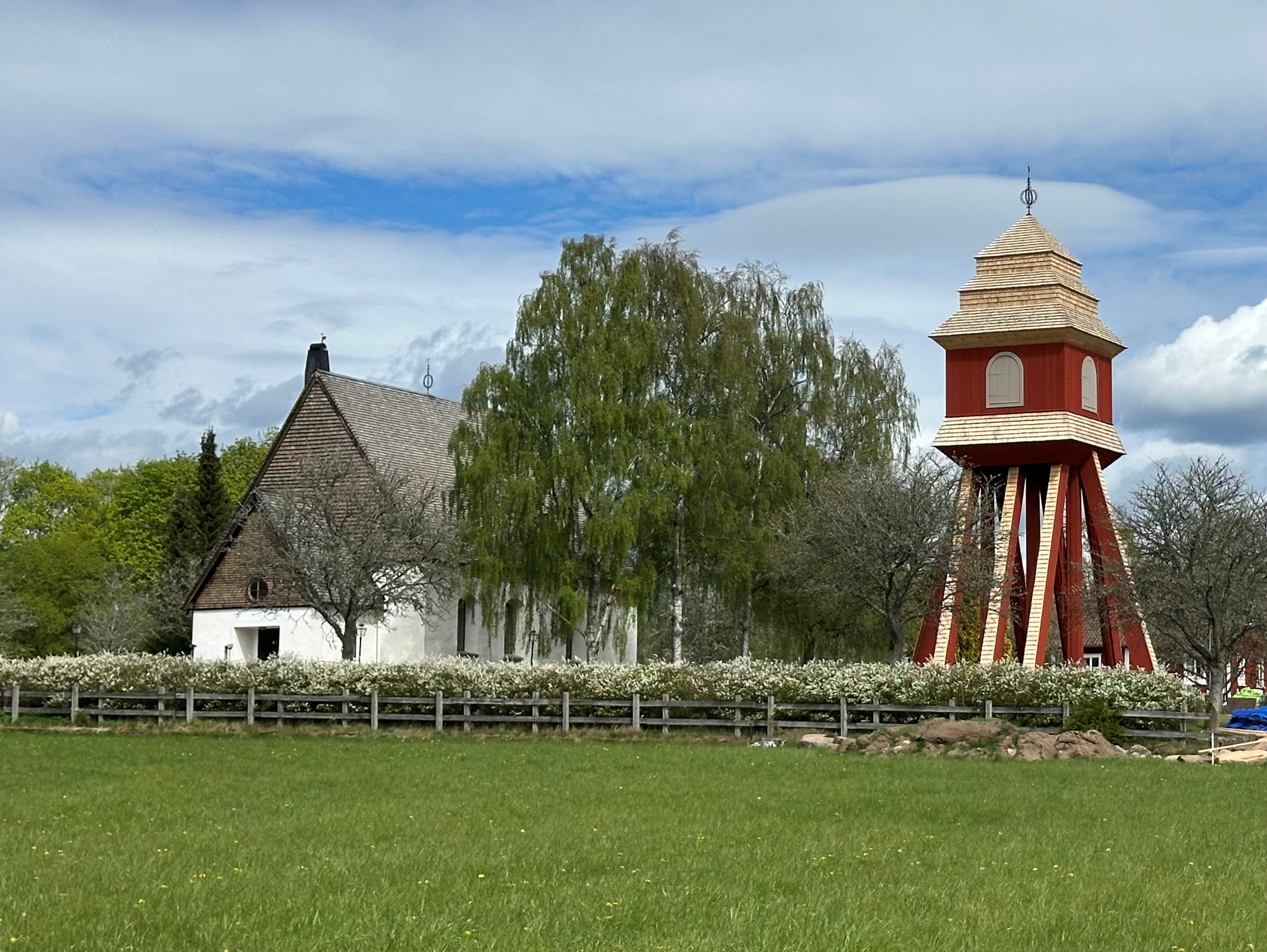 Hagshults kyrka med nya klockstapeln
