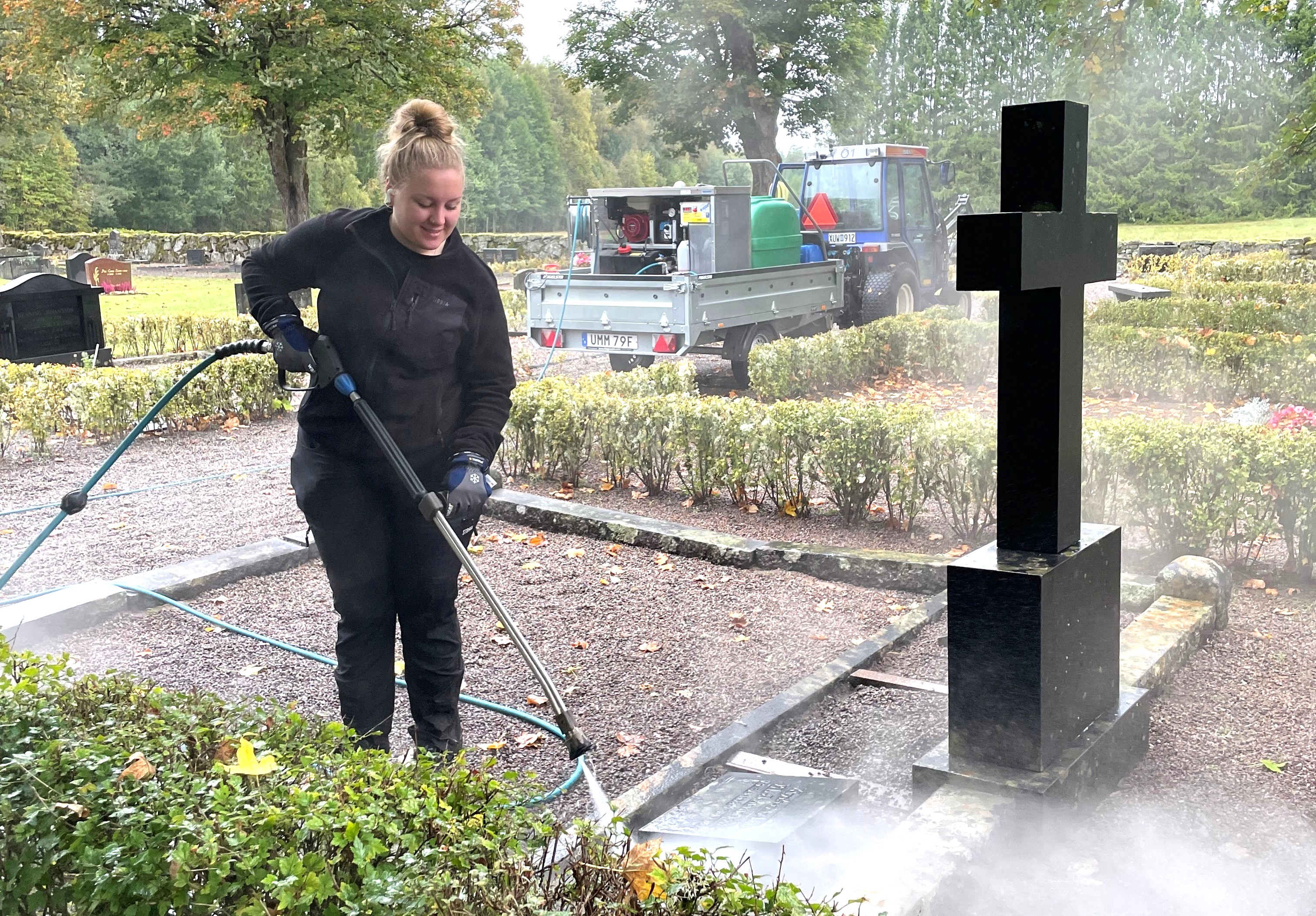 Kyrkogårdsförvaltningen utför gravstenstvätt