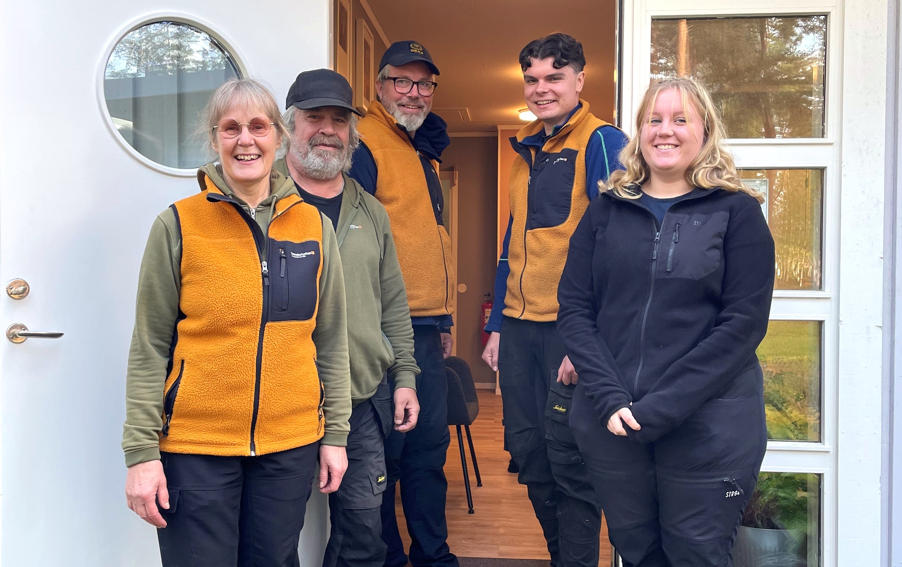 Kyrkogårdspersonalen står i dörröppningen till expeditionen på skogskyrkogården i Skillingaryd..