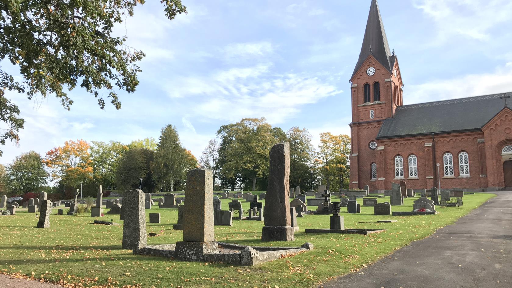 Töreboda kyrkas exteriör och kyrkogård