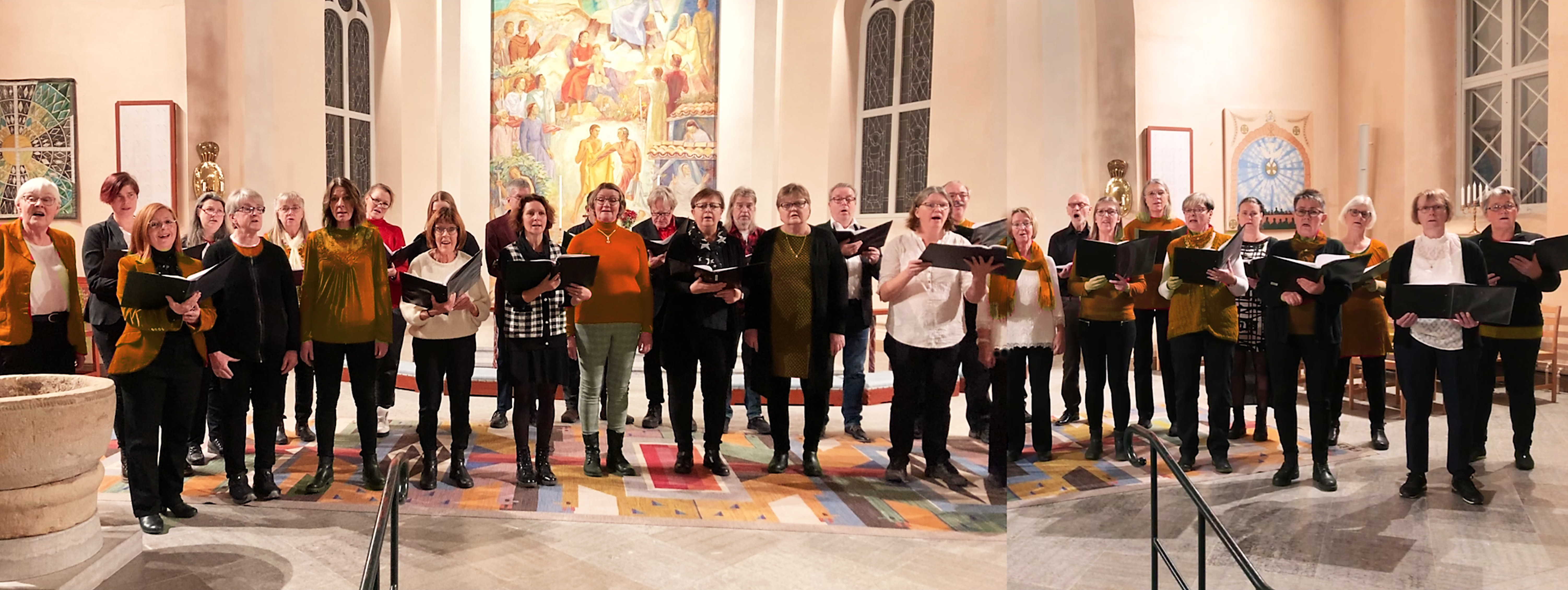 Kören Bel Canto/Prisma står uppställda i koret i Töreboda kyrka.