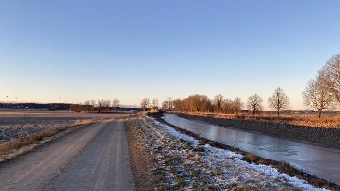 Solnedgång vid Göta kanal en frostig vintereftermiddag.