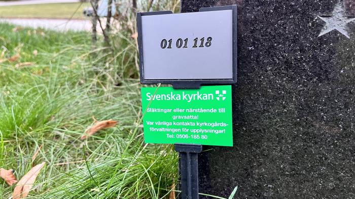 Grön skylt vid gravplats där man söker gravrättsinnehavare.