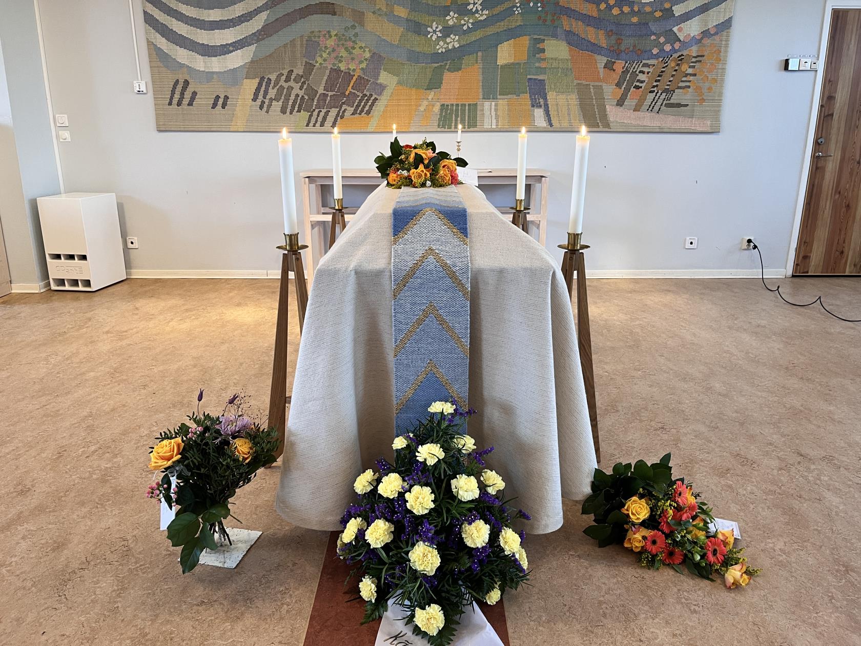 Kista iordningställd för begravning i Stora salen i Töreboda församlingshem
