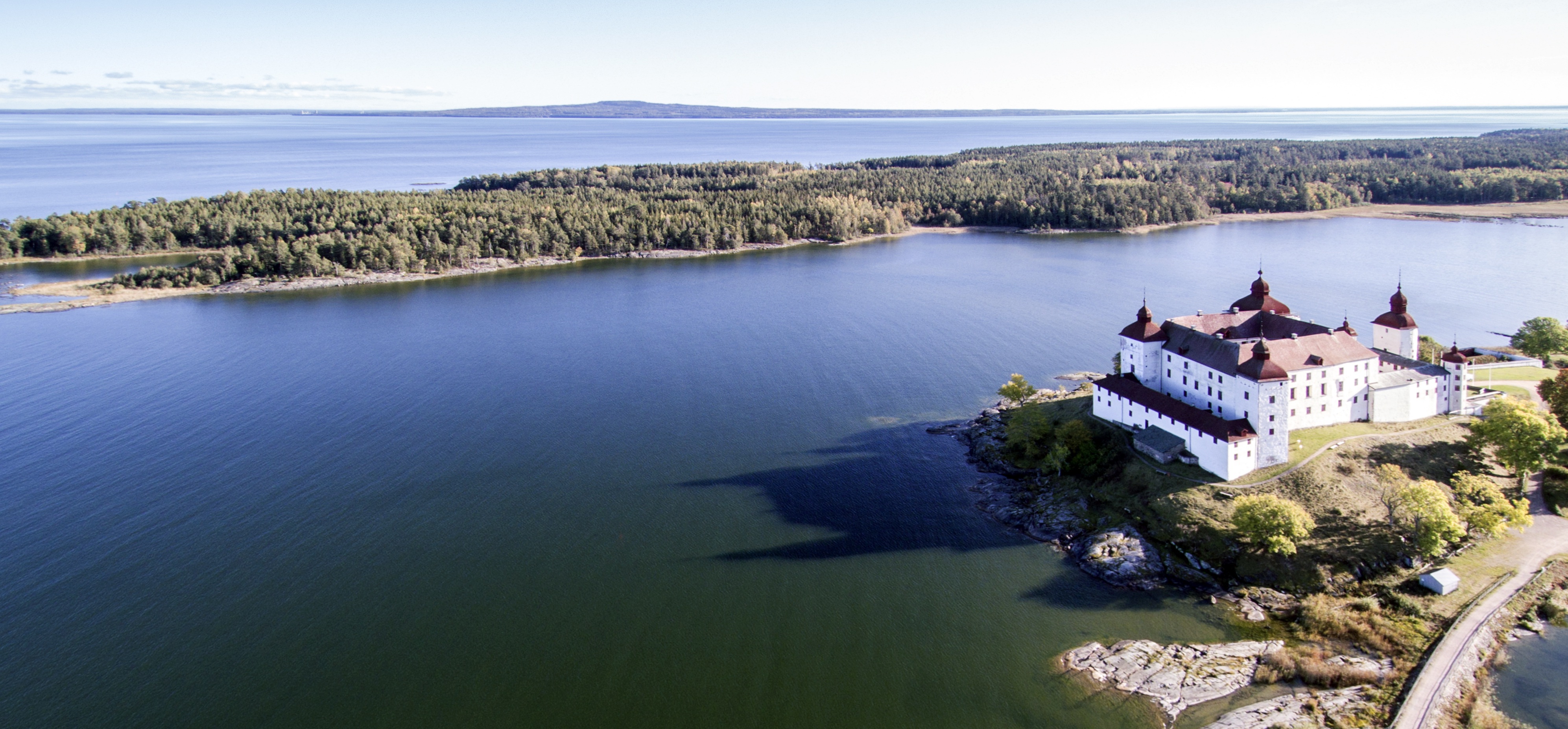Flygfoto över Läckö slott och sjön utanför.