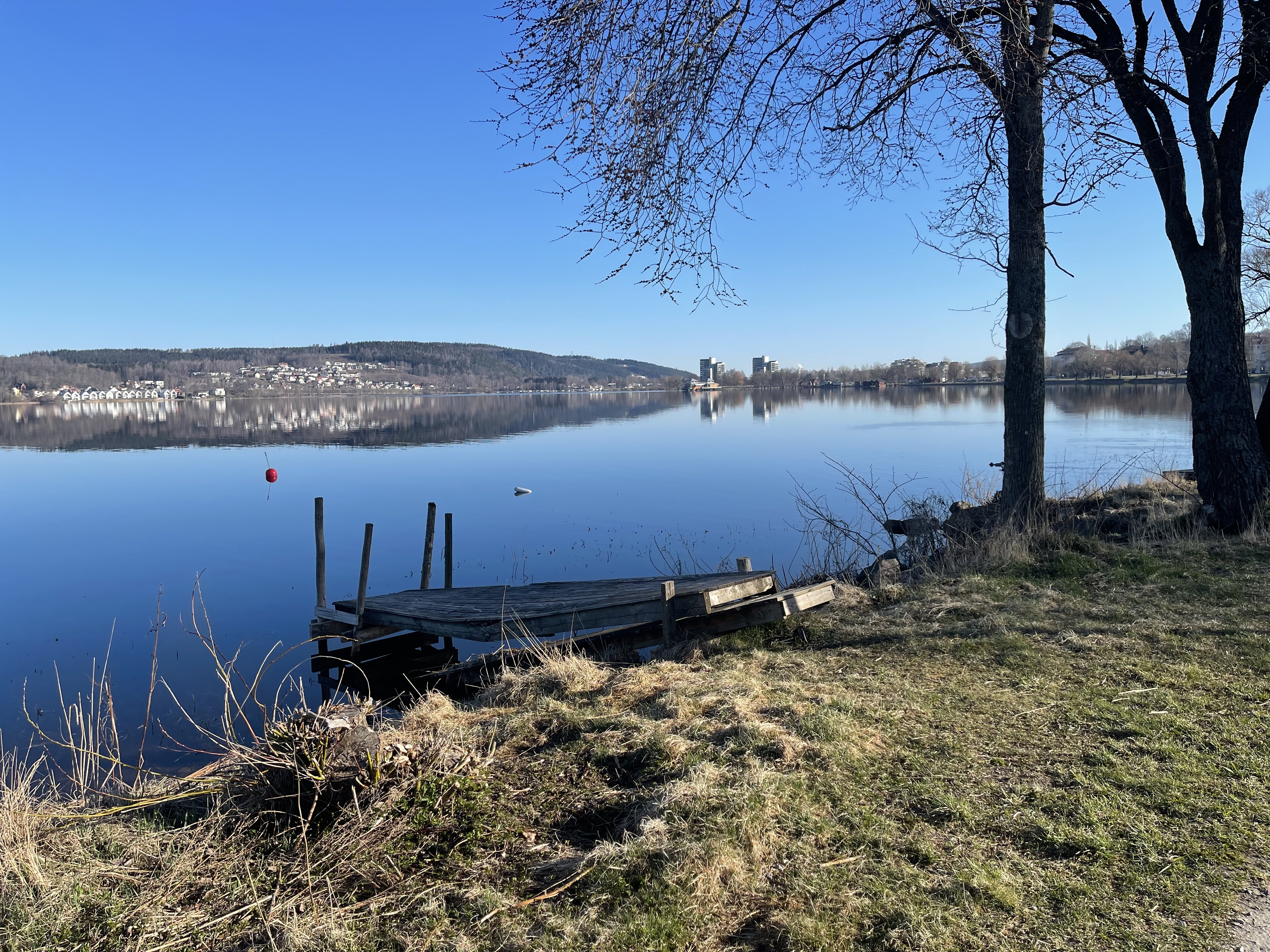 En brygga vid en klarblå sjö