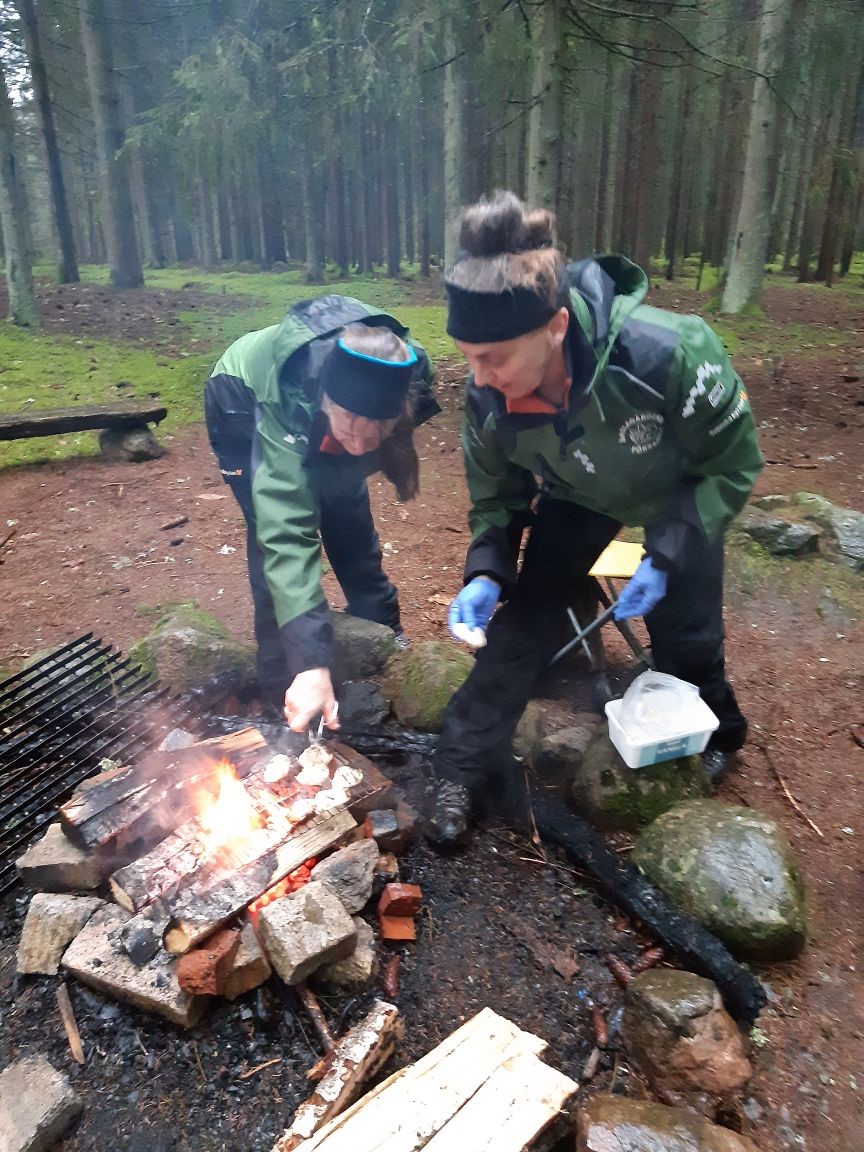 Två kvinnor grillar
