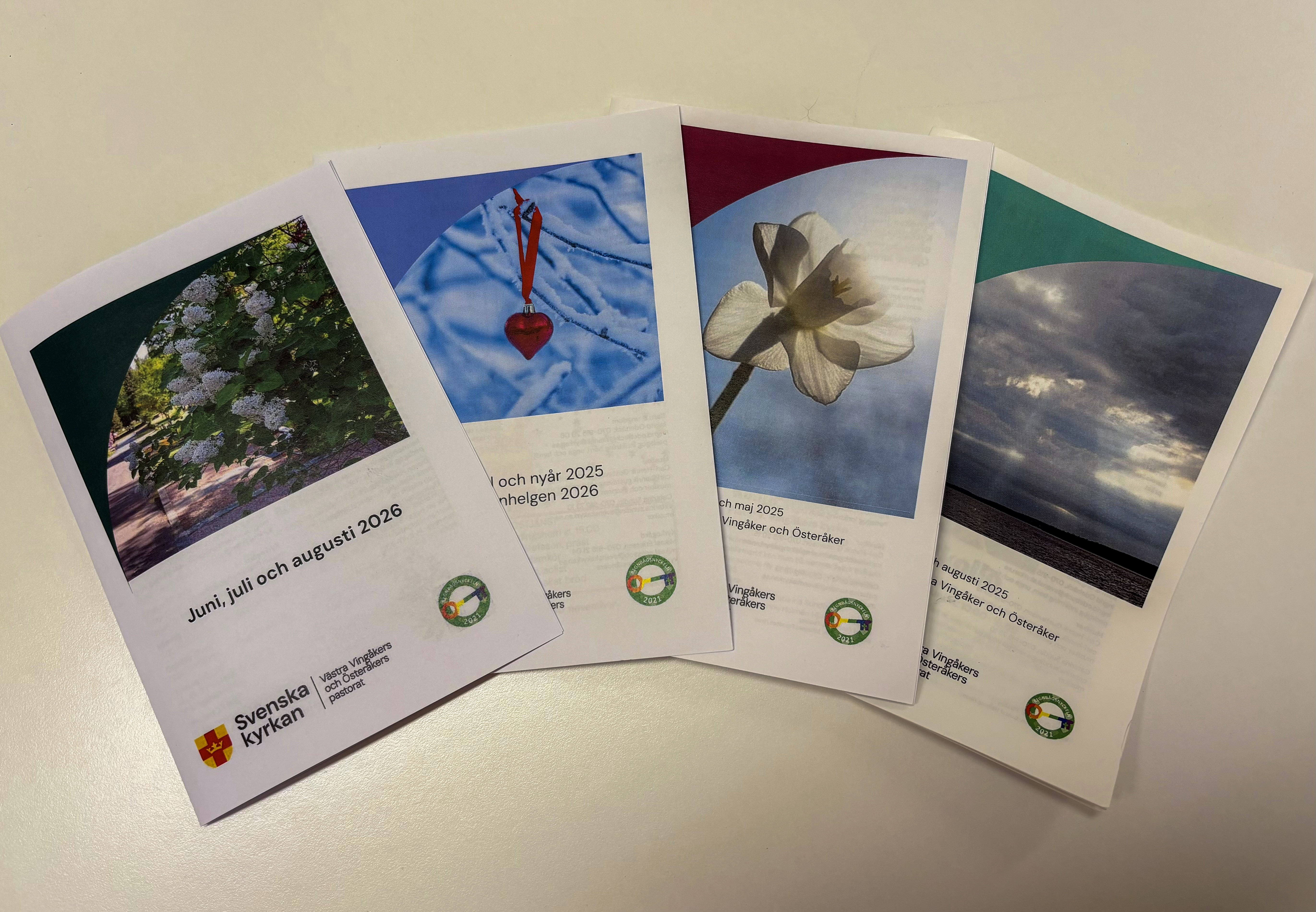 församlingsblad intill varandra