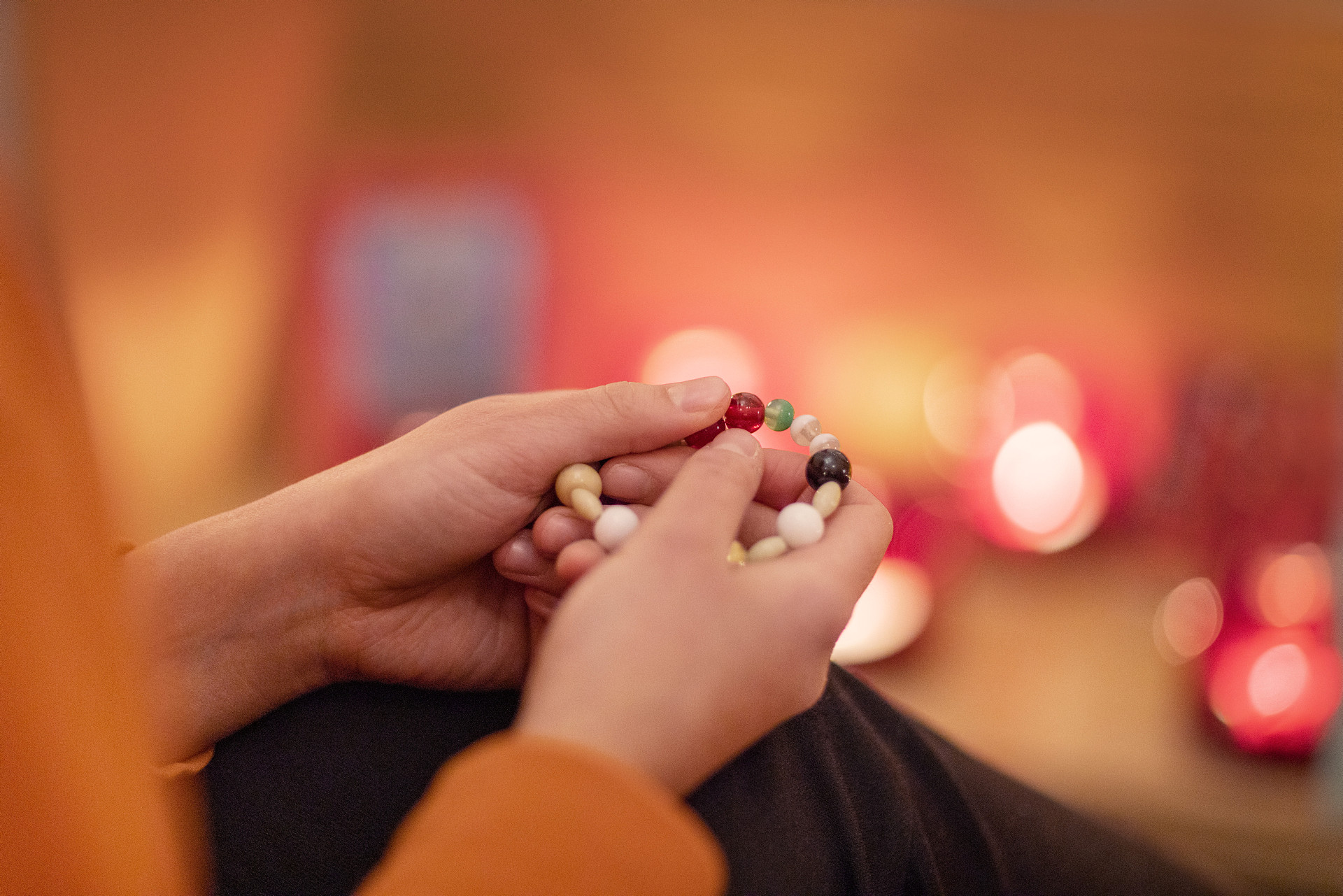 Händer som håller armband.