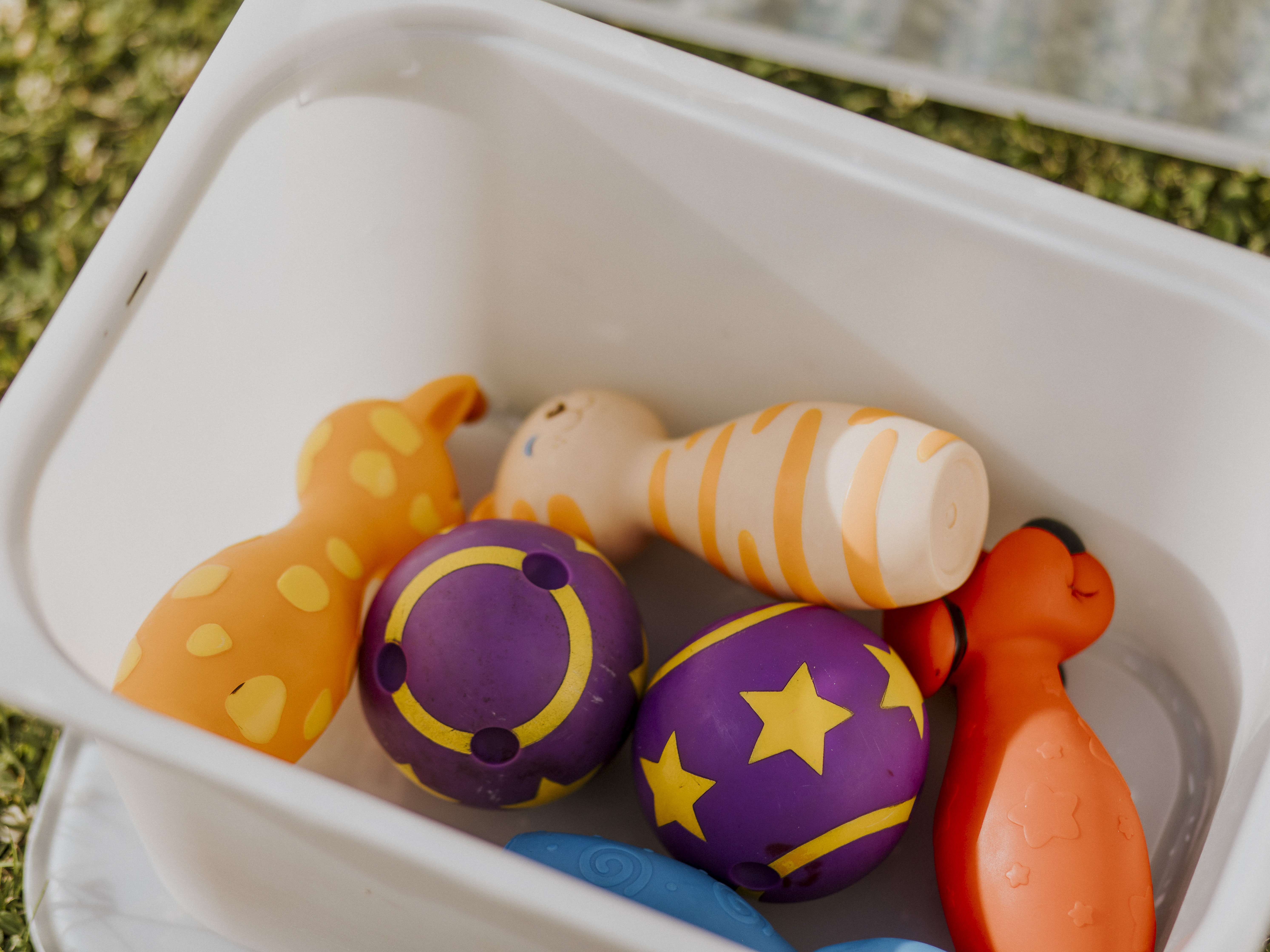 Leksaker i plastlåda.