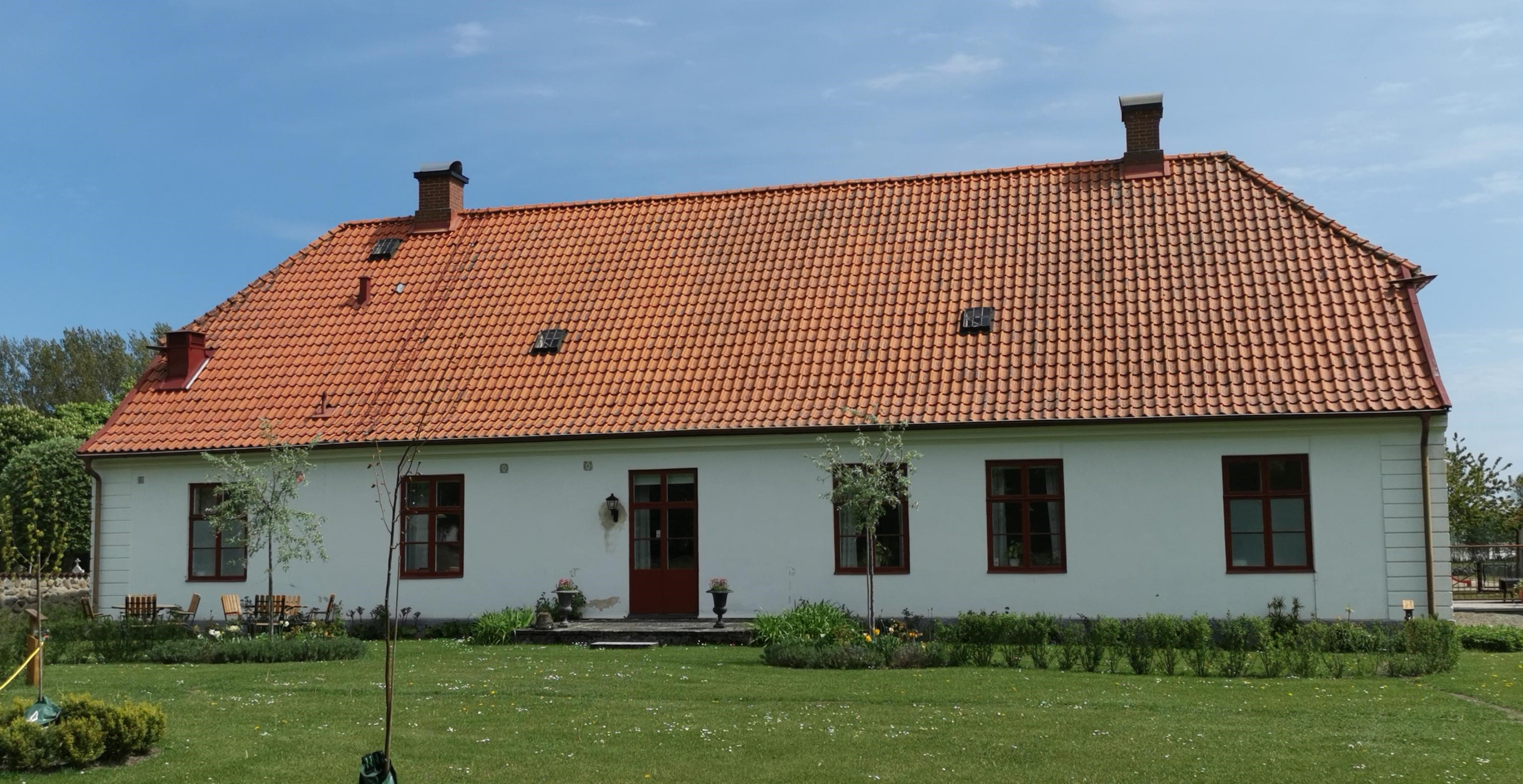 Församlingshem med trädgård.