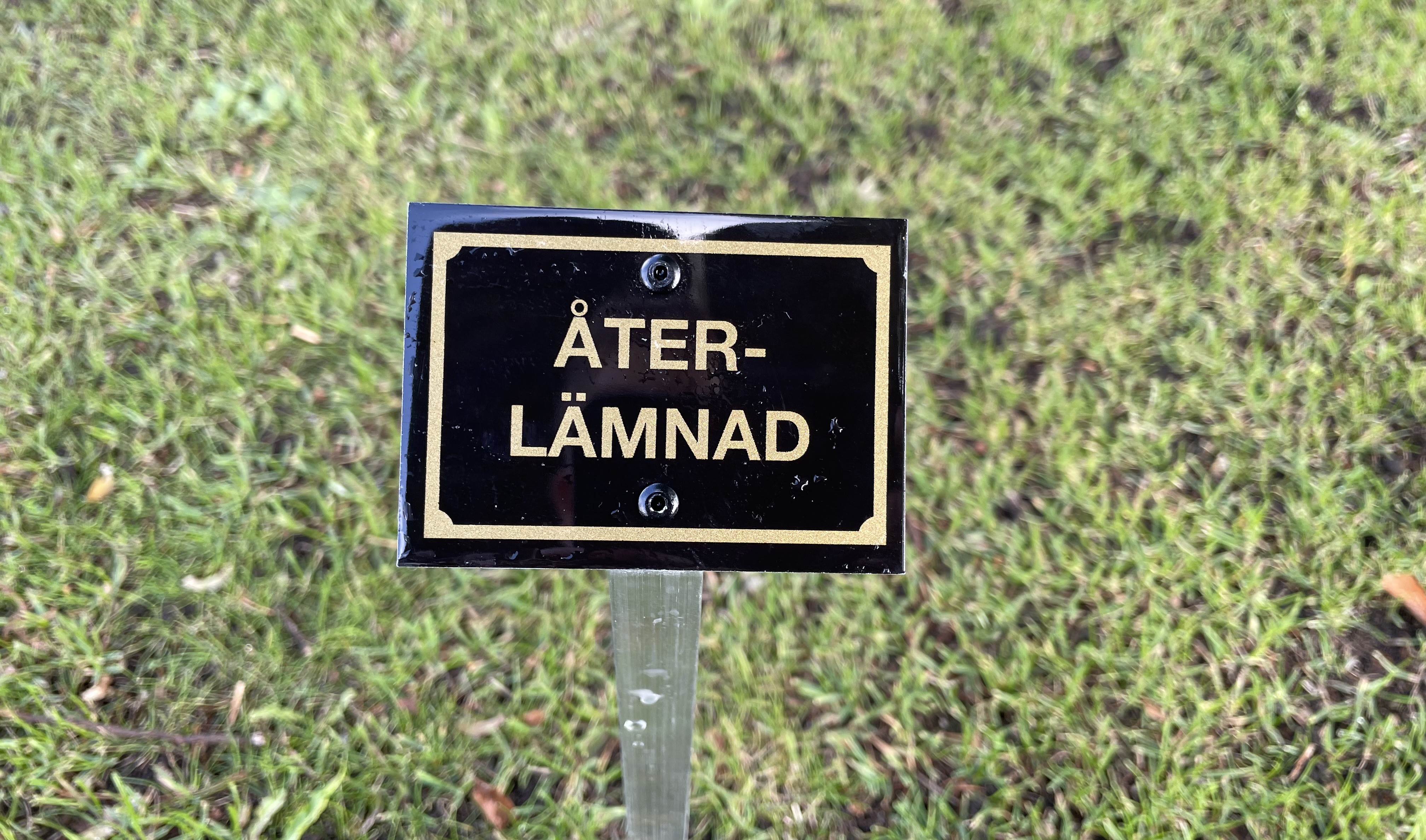 Skylt med texten "Äterlämnad".
