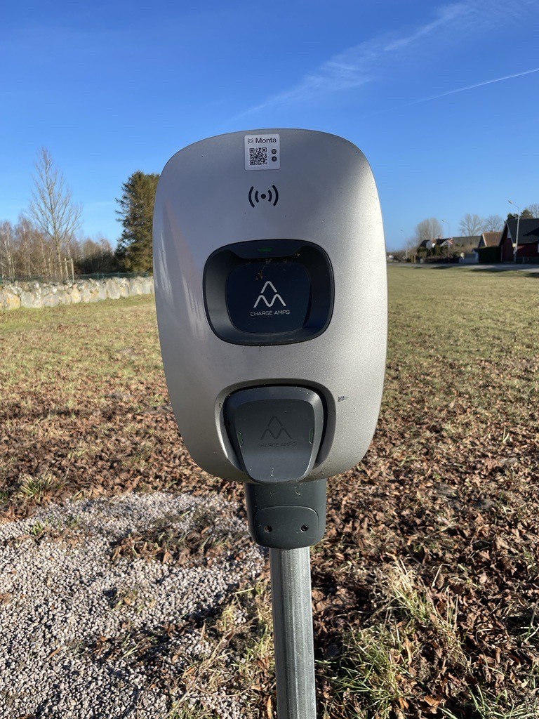 Laddstolpe för bilar.