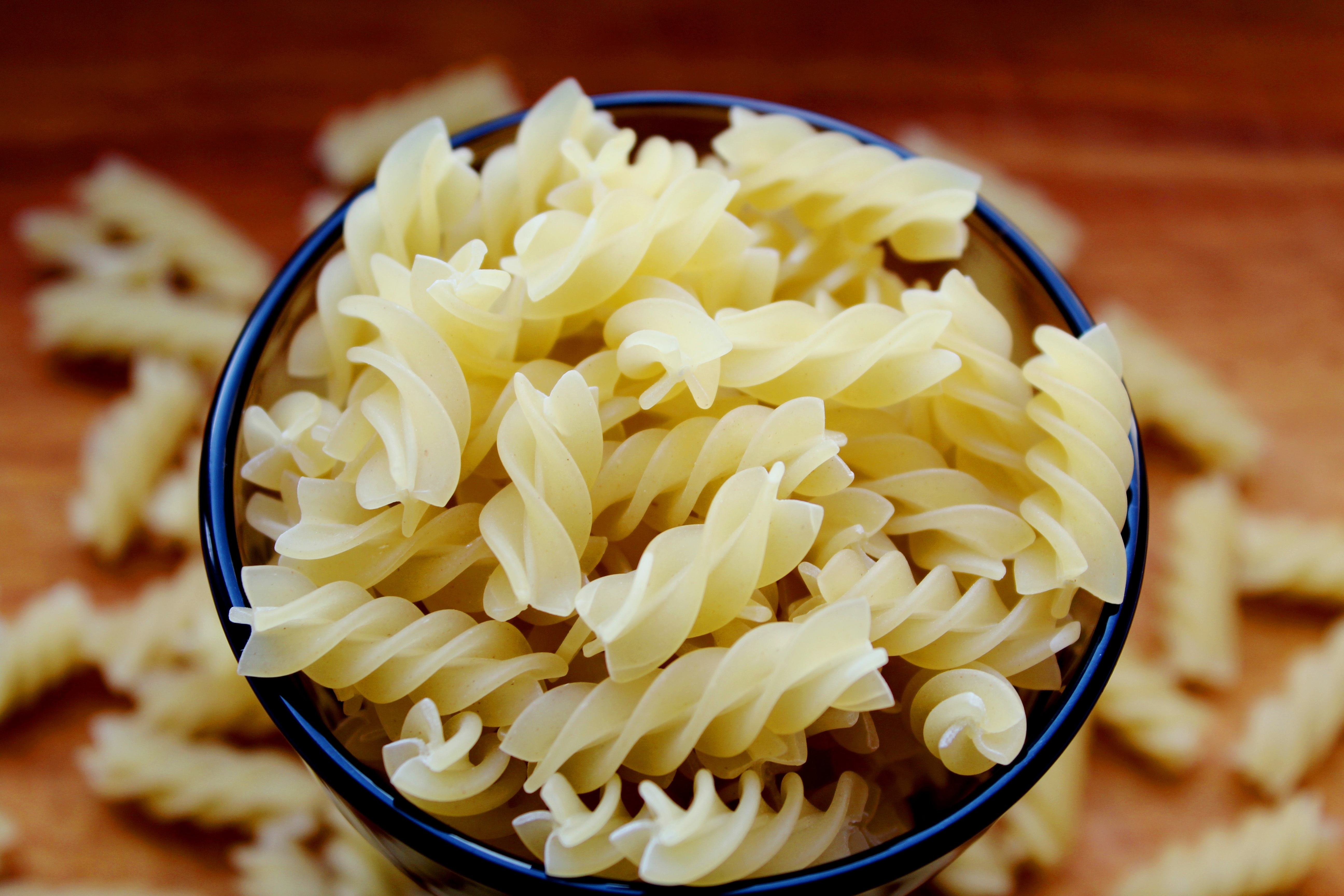 Pastaskruvar i en skål.
