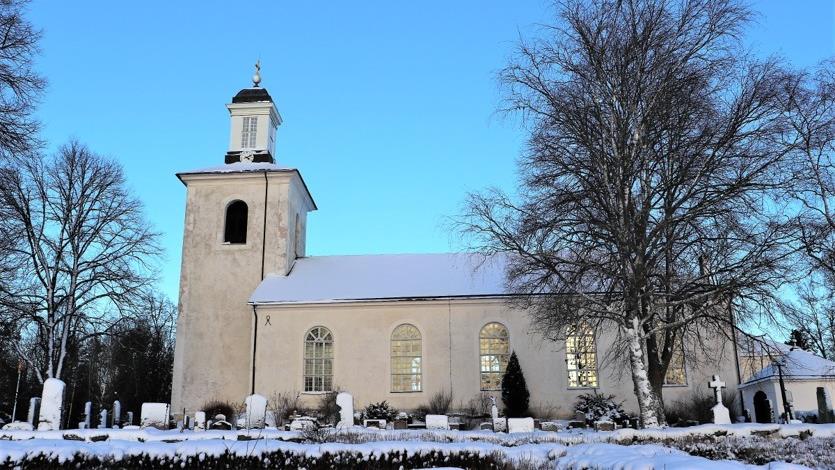 Huddunge kyrka och kyrkogård i snö.