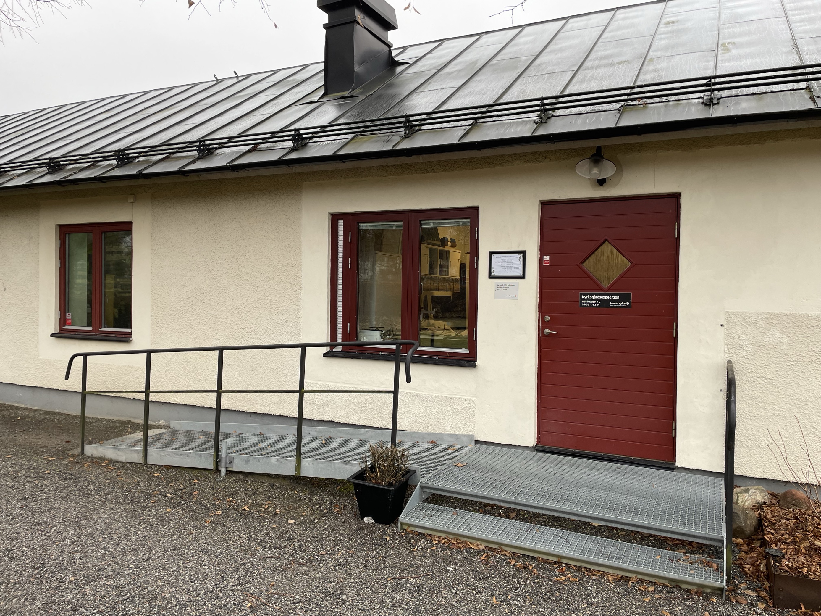 Bild på utsidan av Järna-Vårdinge kyrkogårdsförvaltningens expedition. 