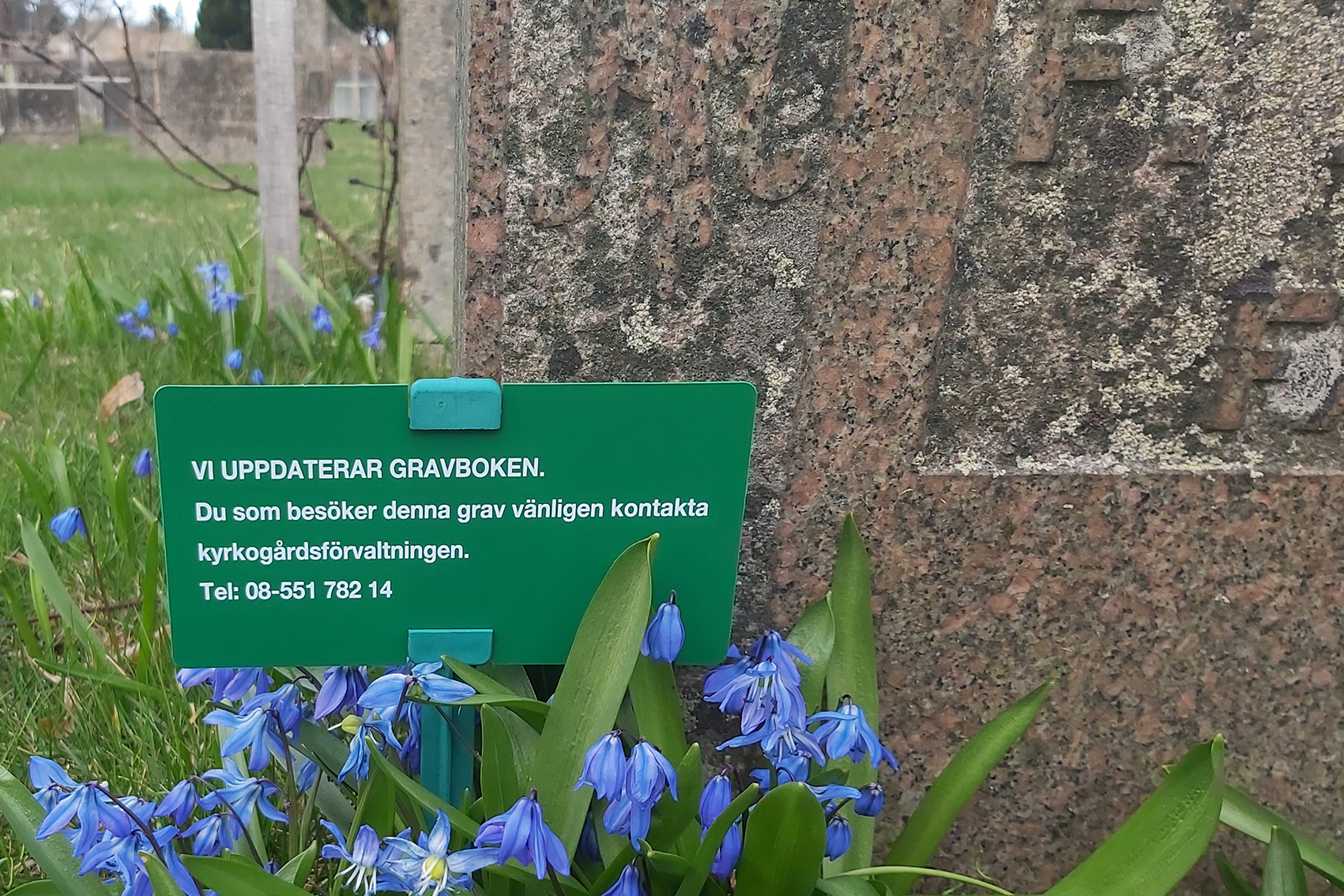 En gravplats som skyltas grönt