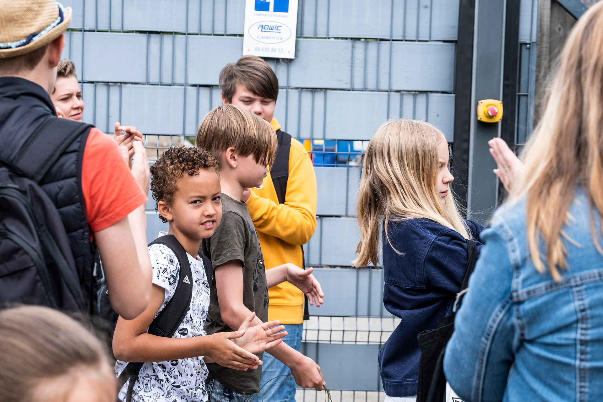 Några barn utför någon slags lek som involverar rörelse med händerna