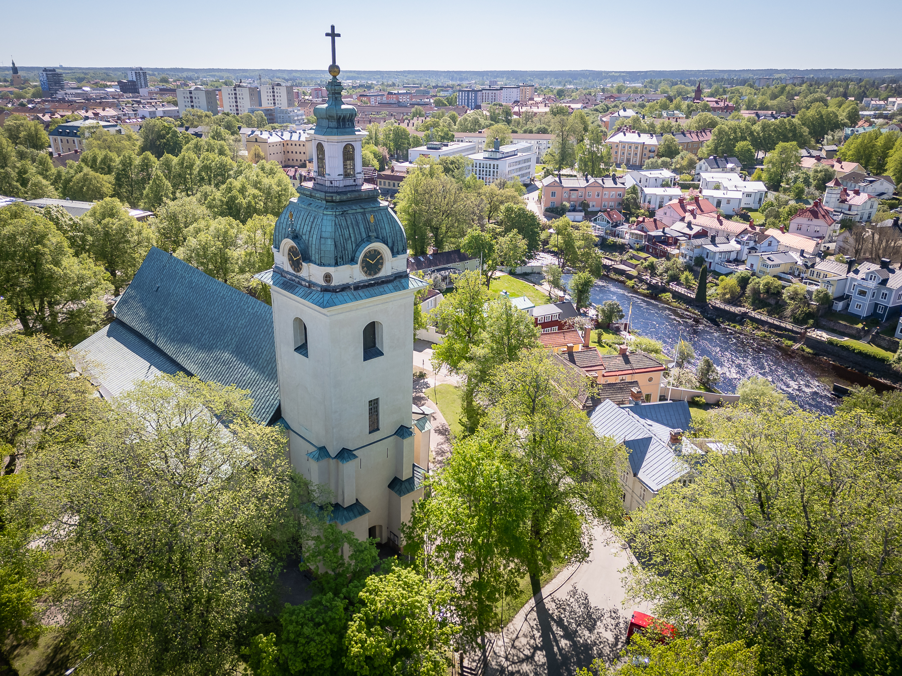 Flygbild över kyrkan med ån i bakgrunden