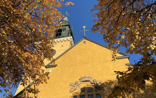 Staffans kyrka med träd i höstskrud