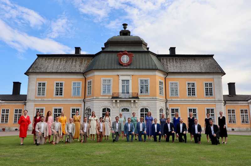Kör framför slott