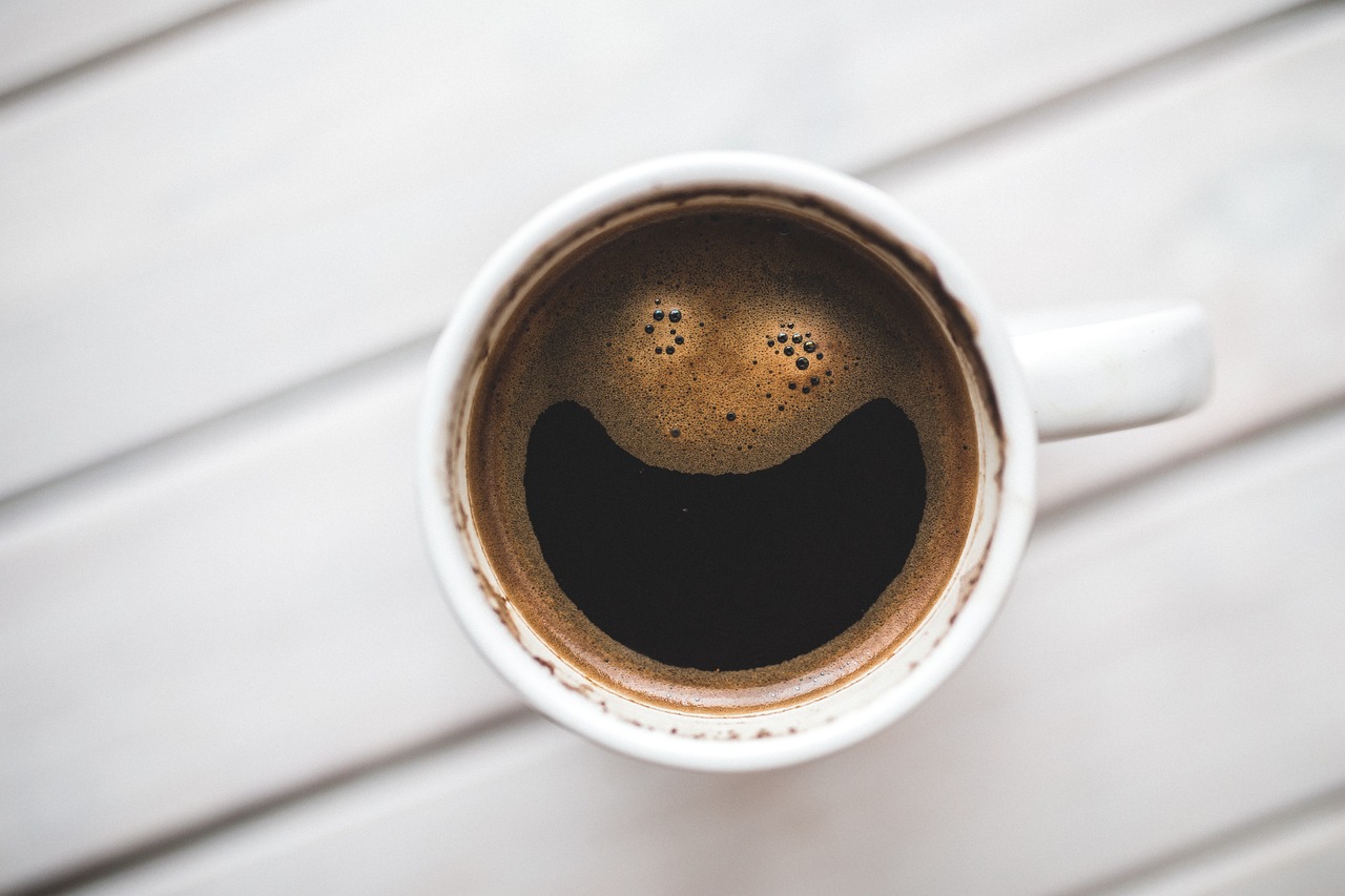 Kaffekopp med mönster av en glad gubbe