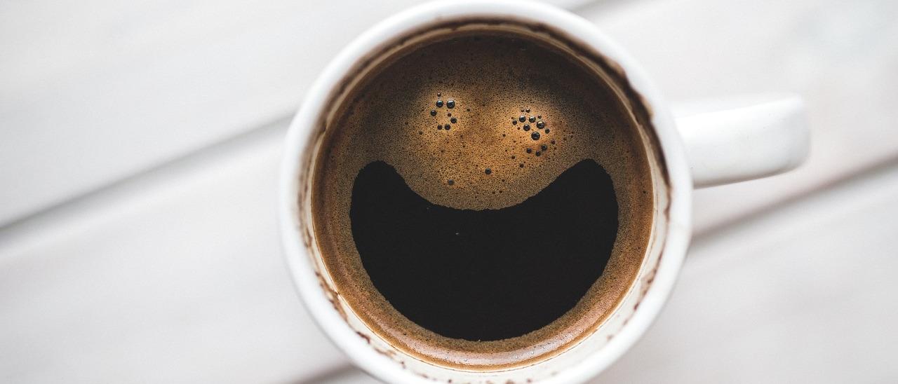 Kaffekopp med mönster av en glad gubbe