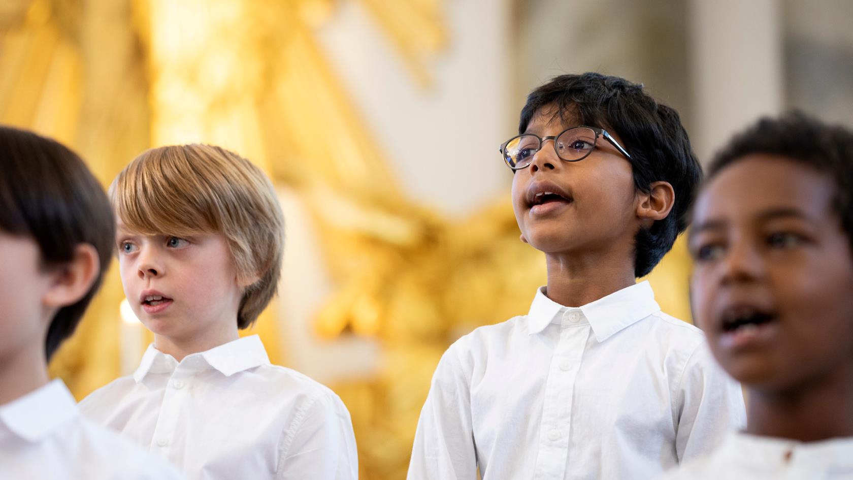 Barn som sjunger i kör i kyrkan