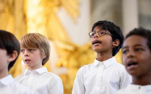 Barn som sjunger i kör i kyrkan