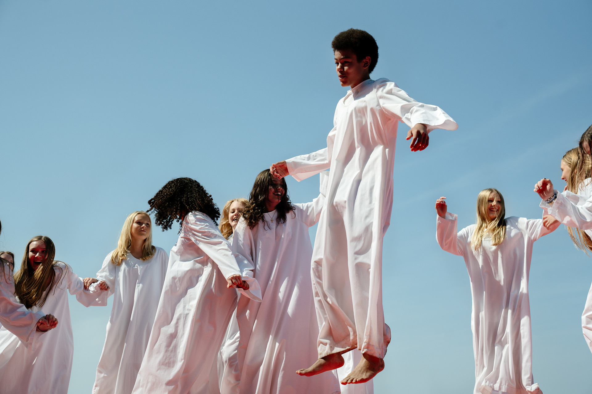 Hoppande konfirmander.