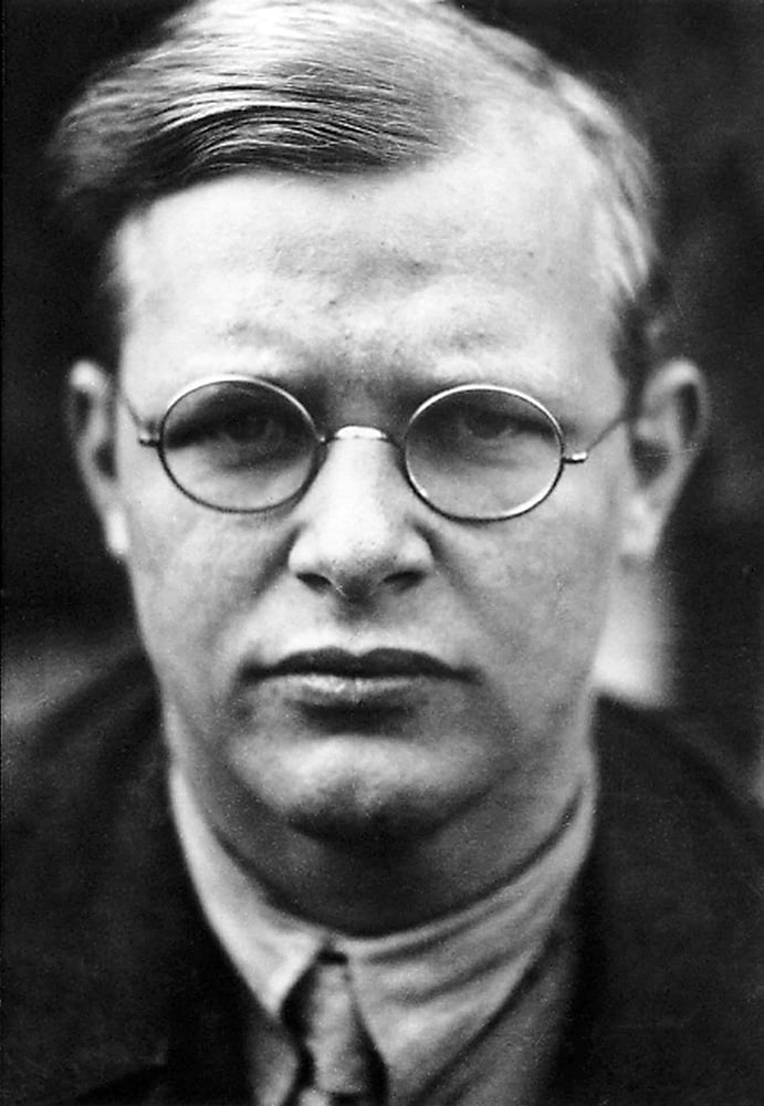 Svartvitt porträtt av Bonhoeffer.