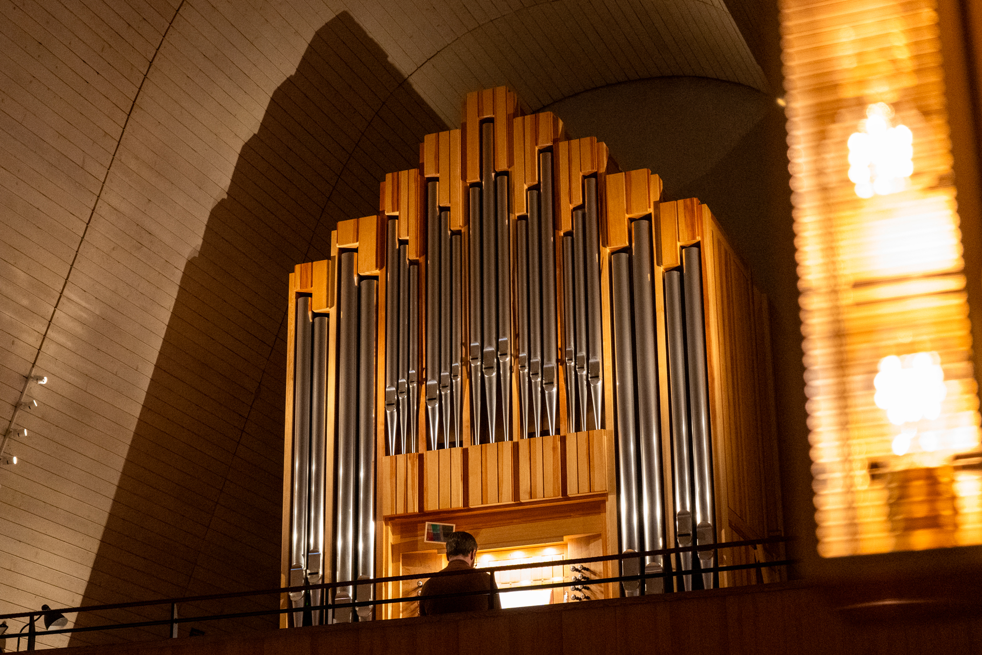 En kyrkomusiker spelar på en orgel.