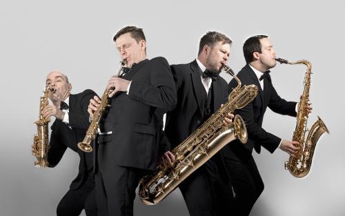 De fyra saxofonosterna i Nordic Saxophone Quartet, iförda smoking, blåser i och spexar med sina instrument.