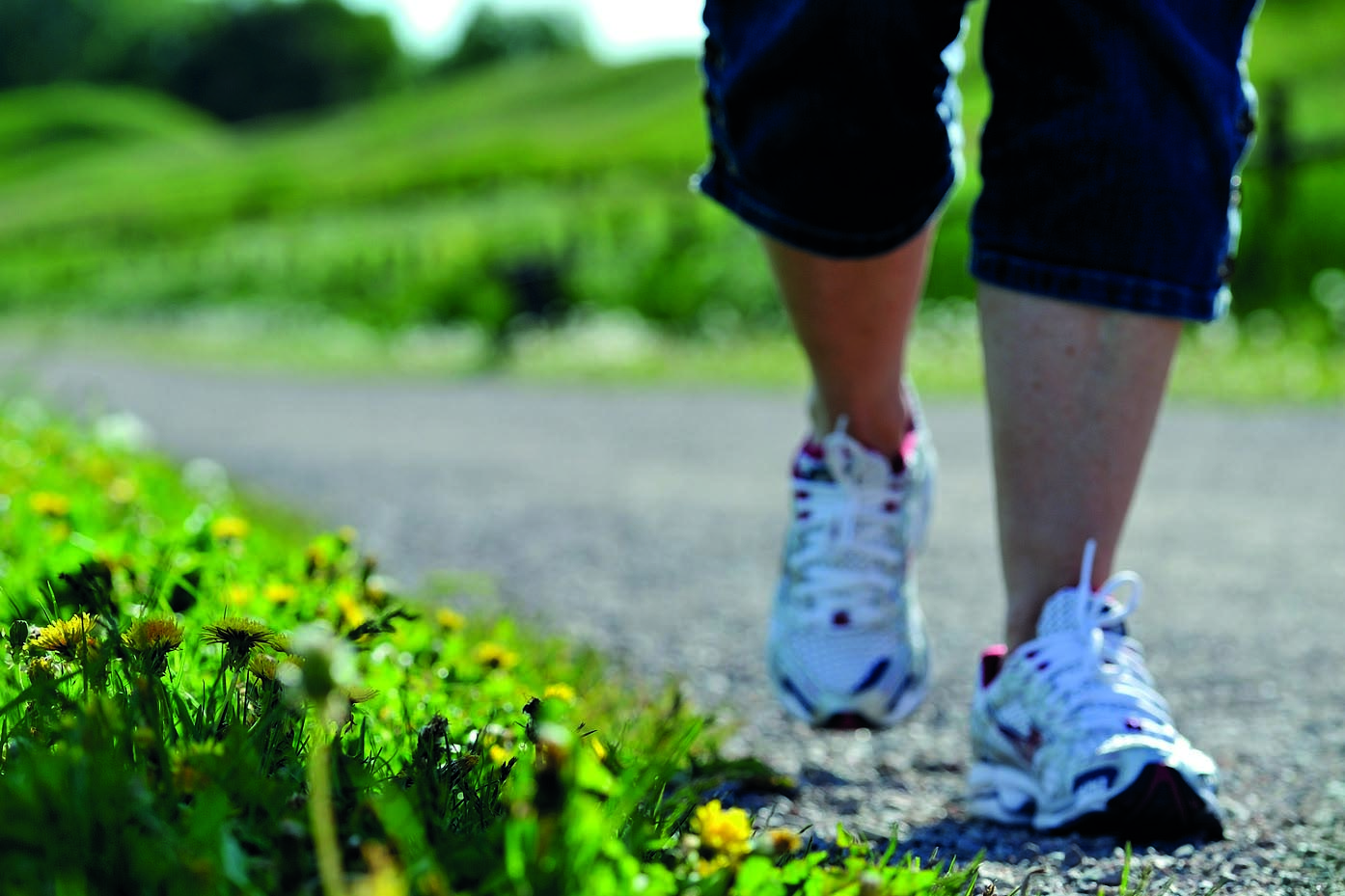 Skobeklädda fötter som vandrar