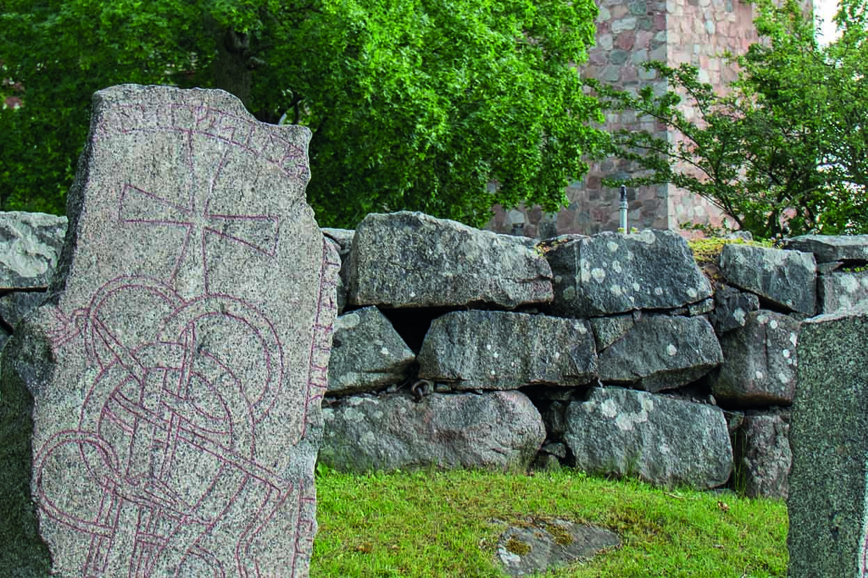 Runsten utanför Vaksala kyrkas bogårdsmur