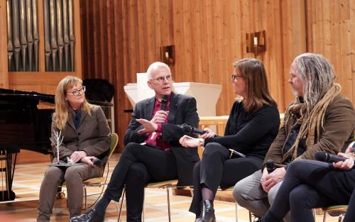 Foto från Gottsunda församlings panelsamtal med ärkebiskop Martin Modéus